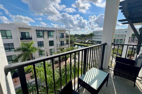 Снять в аренду кондоминиум в Дорал, Флорида 3 спальни, 104.42м2, № 1991987 - фото 2