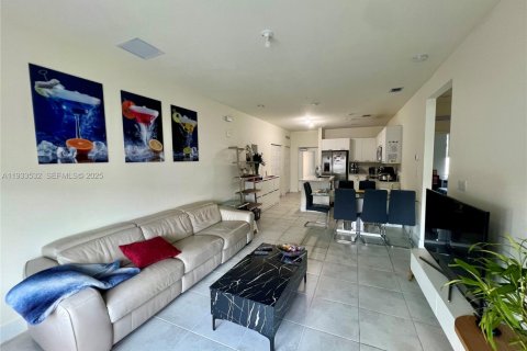 Снять в аренду кондоминиум в Дорал, Флорида 3 спальни, 104.42м2, № 1991987 - фото 10