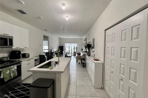 Снять в аренду кондоминиум в Дорал, Флорида 3 спальни, 104.42м2, № 1991987 - фото 7