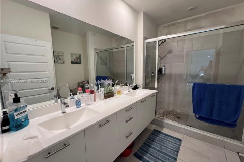 Снять в аренду кондоминиум в Дорал, Флорида 3 спальни, 104.42м2, № 1991987 - фото 14