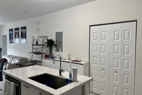 Снять в аренду кондоминиум в Дорал, Флорида 3 спальни, 104.42м2, № 1991987 - фото 5