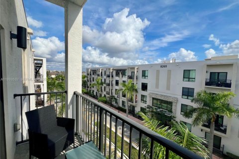 Снять в аренду кондоминиум в Дорал, Флорида 3 спальни, 104.42м2, № 1991987 - фото 1