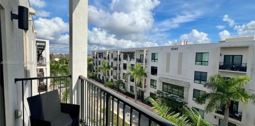 Кондоминиум с 3 спальнями в Дорал, Флорида № 1991987