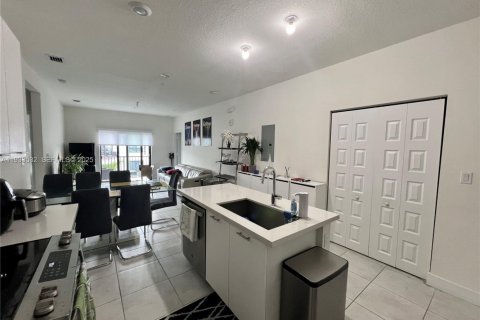 Снять в аренду кондоминиум в Дорал, Флорида 3 спальни, 104.42м2, № 1991987 - фото 6
