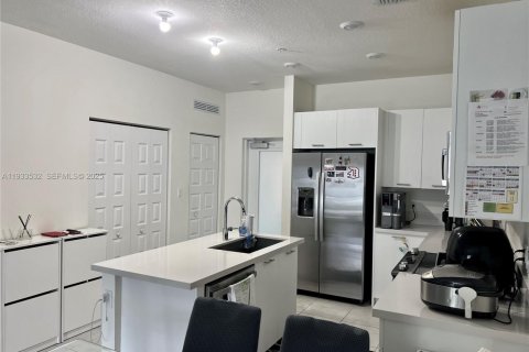 Снять в аренду кондоминиум в Дорал, Флорида 3 спальни, 104.42м2, № 1991987 - фото 4