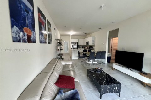 Снять в аренду кондоминиум в Дорал, Флорида 3 спальни, 104.42м2, № 1991987 - фото 9