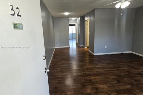 Condominio en venta en Miami Gardens, Florida, 1 dormitorio, 53.88 m2 № 1977844 - foto 1