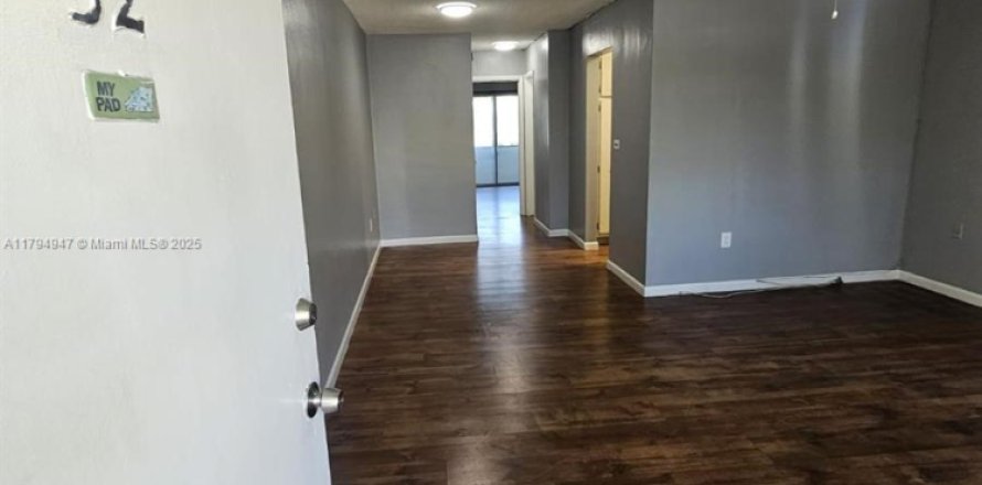 Condominio en Miami Gardens, Florida, 1 dormitorio  № 1977844