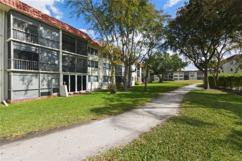 Condo in Pembroke Pines, Florida, 2 bedrooms № 2256442 - photo 22