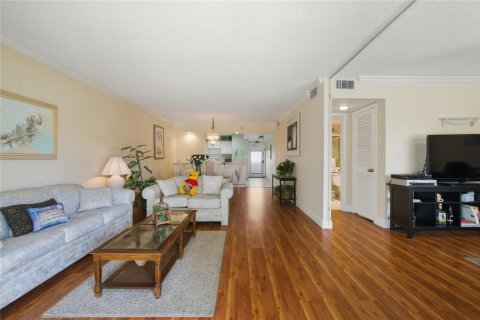 Condo in Pembroke Pines, Florida, 2 bedrooms № 2256442 - photo 12