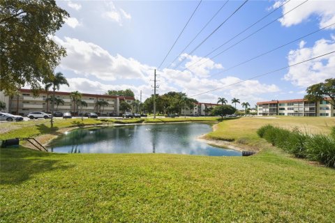Condo in Pembroke Pines, Florida, 2 bedrooms № 2256442 - photo 21