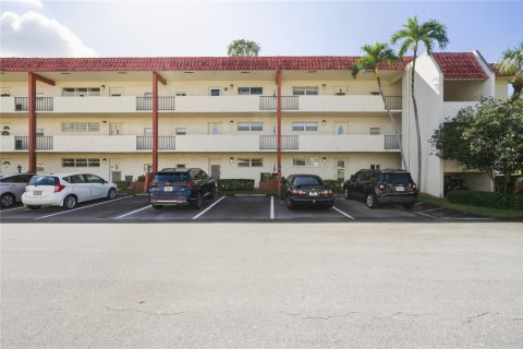 Condo in Pembroke Pines, Florida, 2 bedrooms № 2256442 - photo 24