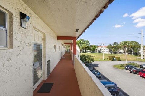Condo in Pembroke Pines, Florida, 2 bedrooms № 2256442 - photo 23