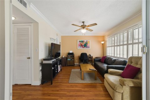 Condo in Pembroke Pines, Florida, 2 bedrooms № 2256442 - photo 15
