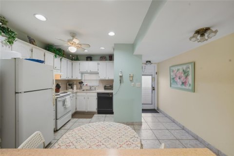 Condo in Pembroke Pines, Florida, 2 bedrooms № 2256442 - photo 7