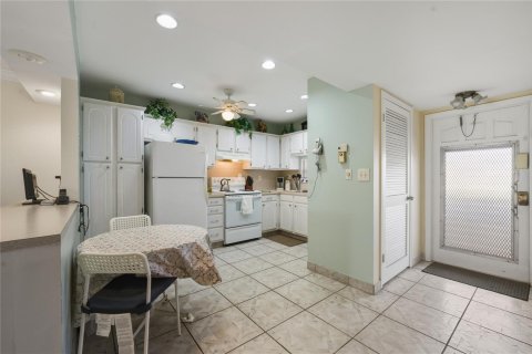 Condo in Pembroke Pines, Florida, 2 bedrooms № 2256442 - photo 9