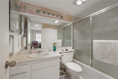 Condo in Pembroke Pines, Florida, 2 bedrooms № 2256442 - photo 16