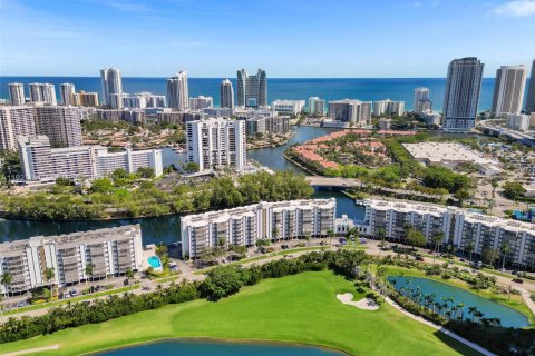 Купить кондоминиум в Халландейл-Бич, Флорида 2 спальни, 106.84м2, № 1984252 - фото 1