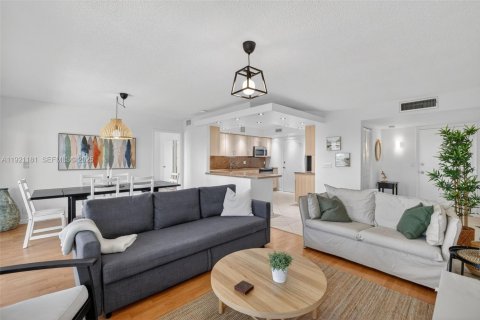 Купить кондоминиум в Халландейл-Бич, Флорида 2 спальни, 106.84м2, № 1984252 - фото 3