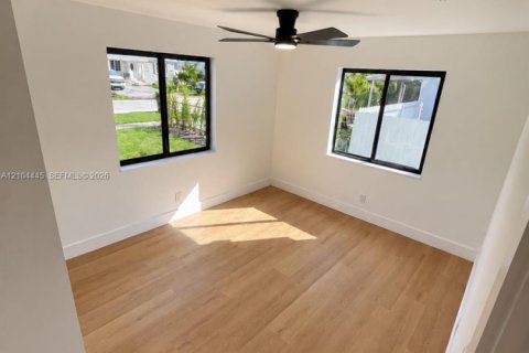 Villa ou maison à vendre à Hollywood, Floride: 3 chambres, 66.89 m2 № 2412364 - photo 6