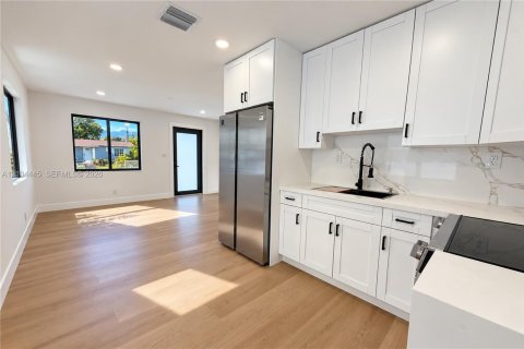 Villa ou maison à vendre à Hollywood, Floride: 3 chambres, 66.89 m2 № 2412364 - photo 22