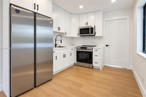 Villa ou maison à vendre à Hollywood, Floride: 3 chambres, 66.89 m2 № 2412364 - photo 30
