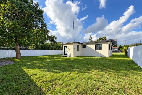 Villa ou maison à vendre à Hollywood, Floride: 3 chambres, 66.89 m2 № 2412364 - photo 21
