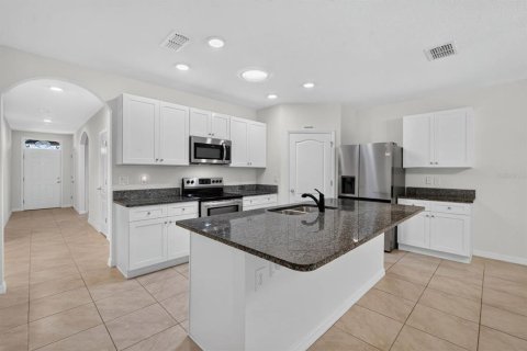 House in Port Orange, Florida 4 bedrooms, 171.5 sq.m. № 2415455 - photo 2