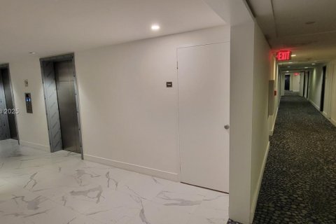 Condominio en venta en Miami Beach, Florida, 61.59 m2 № 1935435 - foto 26