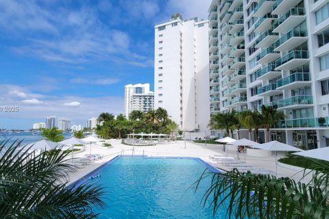 Condominio en venta en Miami Beach, Florida, 61.59 m2 № 1935435 - foto 9