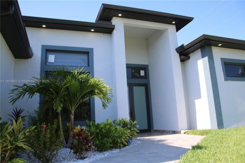 Villa ou maison à vendre à Cape Coral, Floride: 4 chambres, 215.72 m2 № 1864886 - photo 3
