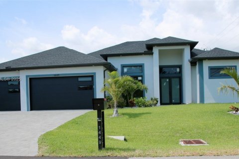 Villa ou maison à vendre à Cape Coral, Floride: 4 chambres, 215.72 m2 № 1864886 - photo 1