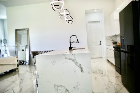 Villa ou maison à vendre à Cape Coral, Floride: 4 chambres, 215.72 m2 № 1864886 - photo 17