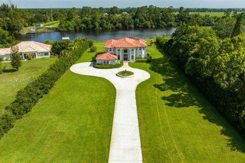 Casa en venta en Palm City, Florida, 9 dormitorios, 458.84 m2 № 1951378 - foto 6