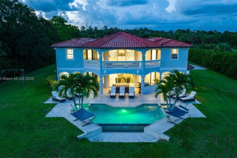 Casa en venta en Palm City, Florida, 9 dormitorios, 458.84 m2 № 1951378 - foto 1