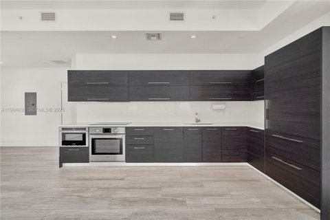 Снять в аренду кондоминиум в Майами, Флорида 3 спальни, 126.72м2, № 1990207 - фото 3