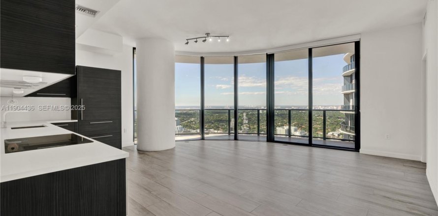 Кондоминиум с 3 спальнями в Майами, Флорида № 1990207