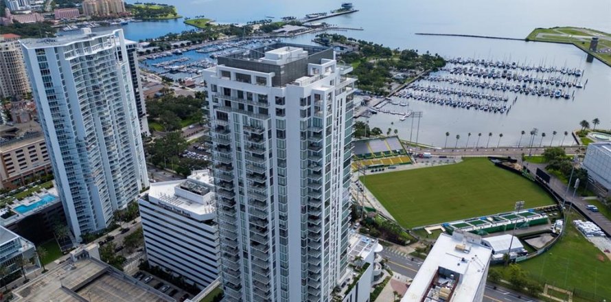 Condo in Saint Petersburg, Florida, 2 bedrooms  № 2395944