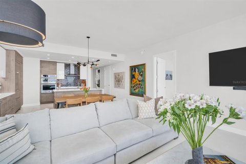 Condo in Saint Petersburg, Florida, 2 bedrooms  № 2395944 - photo 5