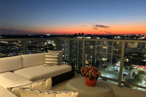 Condo in Saint Petersburg, Florida, 2 bedrooms  № 2395944 - photo 2