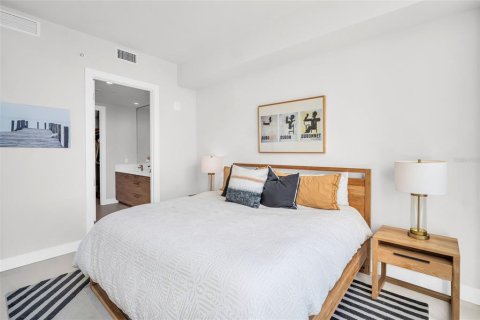 Condo in Saint Petersburg, Florida, 2 bedrooms  № 2395944 - photo 24