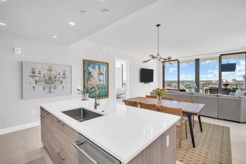Condo in Saint Petersburg, Florida, 2 bedrooms  № 2395944 - photo 14
