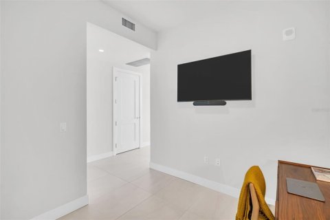 Condo in Saint Petersburg, Florida, 2 bedrooms  № 2395944 - photo 30