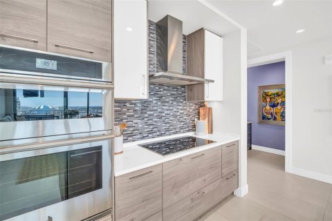 Condo in Saint Petersburg, Florida, 2 bedrooms  № 2395944 - photo 16