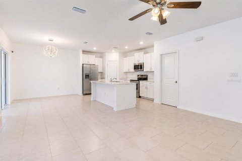 House in North Fort Myers, Florida 4 bedrooms, 175.12 sq.m. № 2284843 - photo 12