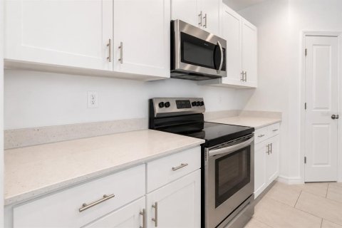 House in North Fort Myers, Florida 4 bedrooms, 175.12 sq.m. № 2284843 - photo 7