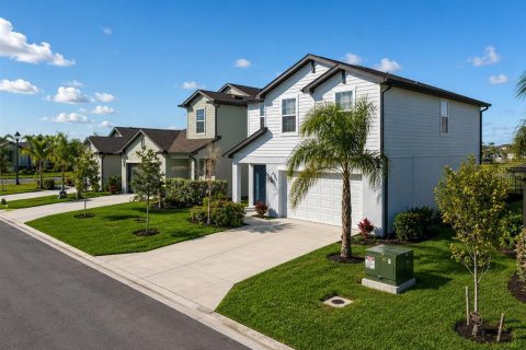 House in North Fort Myers, Florida 4 bedrooms, 175.12 sq.m. № 2284843 - photo 2
