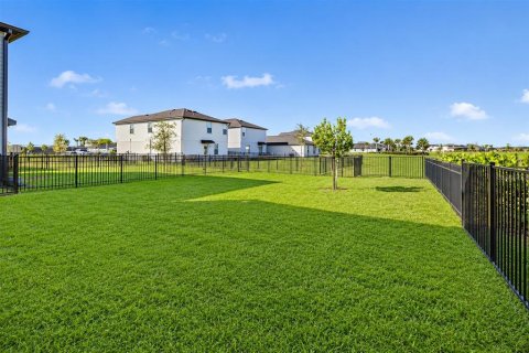 House in North Fort Myers, Florida 4 bedrooms, 175.12 sq.m. № 2284843 - photo 5