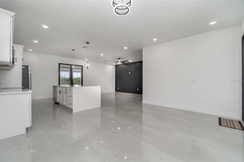 House in Port Charlotte, Florida 3 bedrooms, 166.85 sq.m. № 1881330 - photo 13