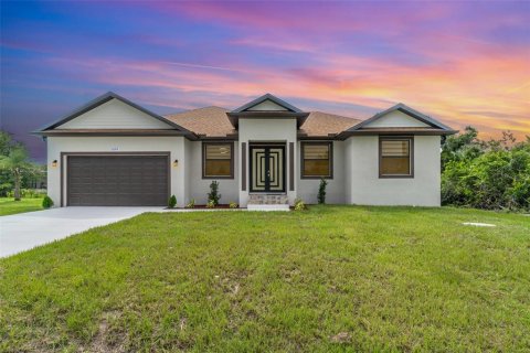 House in Port Charlotte, Florida 3 bedrooms, 166.85 sq.m. № 1881330 - photo 1